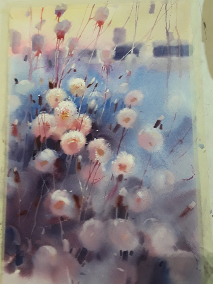 Aquarelle de Viktoria Prischedko : bouquet de fleurs blanches sur fond ocre